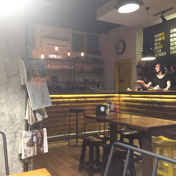 Photo taken at Ottobros Burger &amp; Cafe by Edanur A. on 7/2/2016