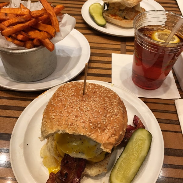 รูปภาพถ่ายที่ Bobby&#39;s Burger Palace โดย Laura L. เมื่อ 2/17/2018
