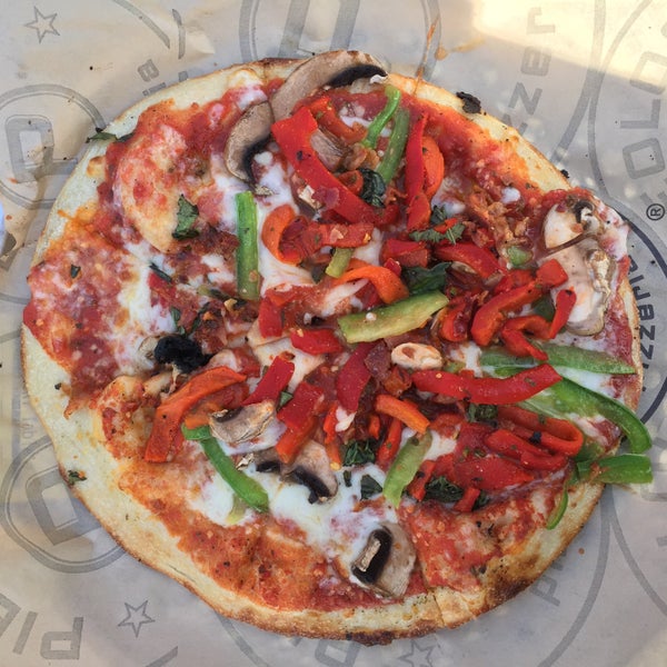 Снимок сделан в Pieology Pizzeria пользователем Laura L. 3/22/2015