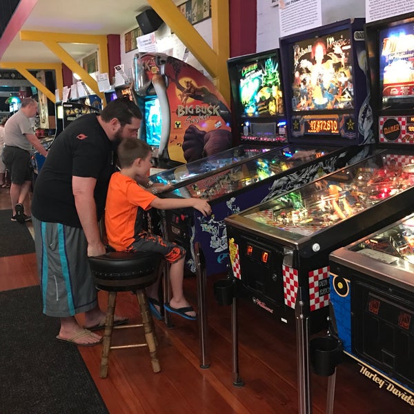 3/30/2017 tarihinde Alyssa J.ziyaretçi tarafından Silverball Retro Arcade | Delray Beach, FL'de çekilen fotoğraf