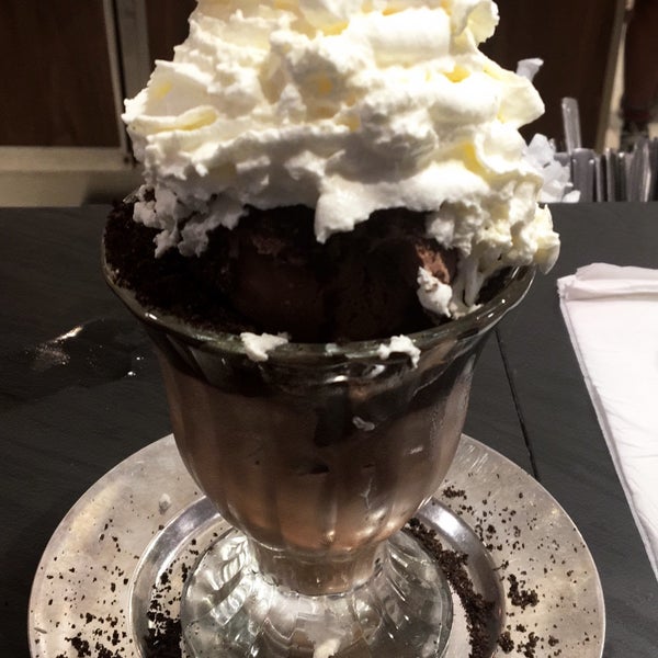 Foto diambil di Cabot&#39;s Ice Cream &amp; Restaurant oleh Smh pada 7/17/2018