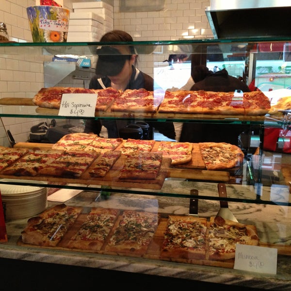 4/12/2013 tarihinde Clint H.ziyaretçi tarafından Merilu Pizza Al Metro'de çekilen fotoğraf