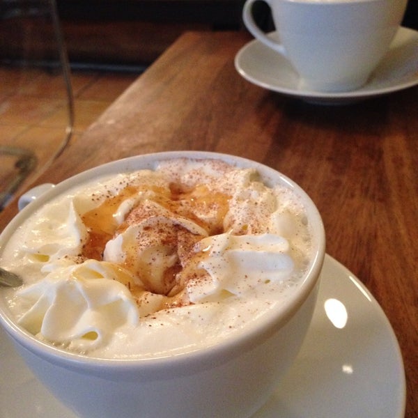 Foto tomada en Latte Cafe  por Maija M. el 11/21/2013
