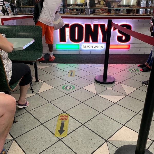 Foto tirada no(a) Tony&#39;s Pizzeria &amp; Restaurant por b k. em 6/26/2021