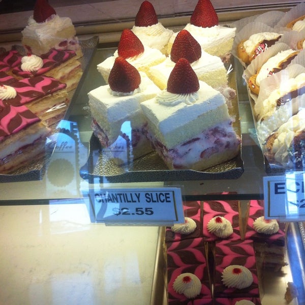 6/15/2014 tarihinde Vincent J.ziyaretçi tarafından A Taste of Denmark Bakery'de çekilen fotoğraf