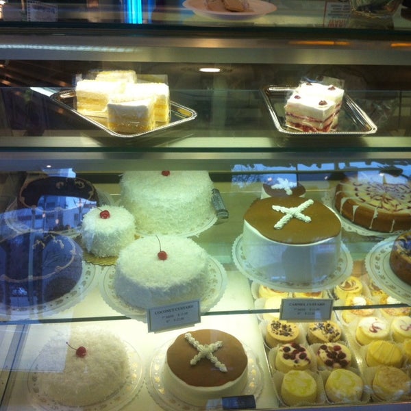12/27/2013 tarihinde Vincent J.ziyaretçi tarafından A Taste of Denmark Bakery'de çekilen fotoğraf