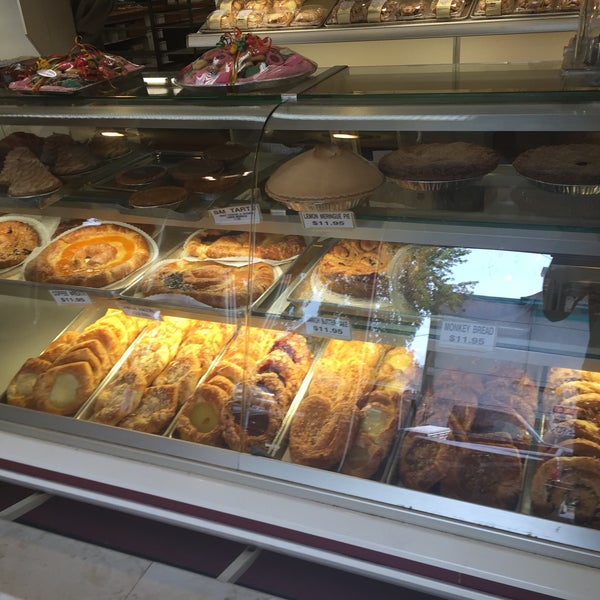 9/27/2015 tarihinde Vincent J.ziyaretçi tarafından A Taste of Denmark Bakery'de çekilen fotoğraf