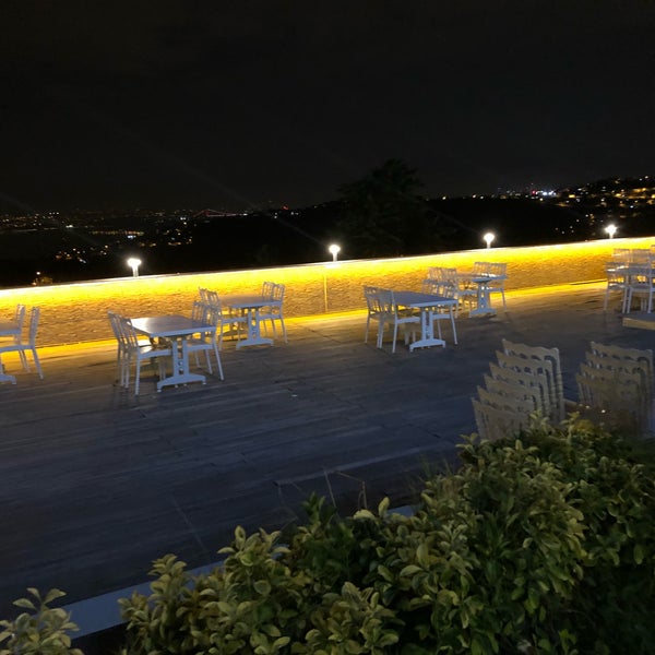 Foto tirada no(a) Simas Terrace Cafe &amp; Restaurant por Saim B. em 7/22/2018