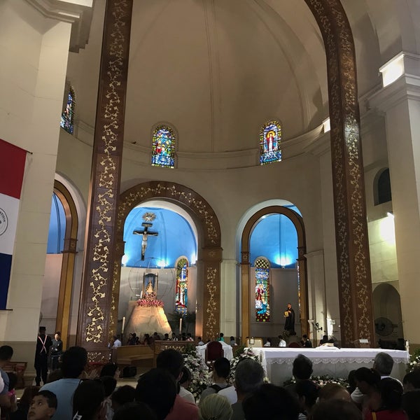 Foto diambil di Basílica de la Virgen de Caacupé oleh Adriana Ati O. pada 12/8/2018