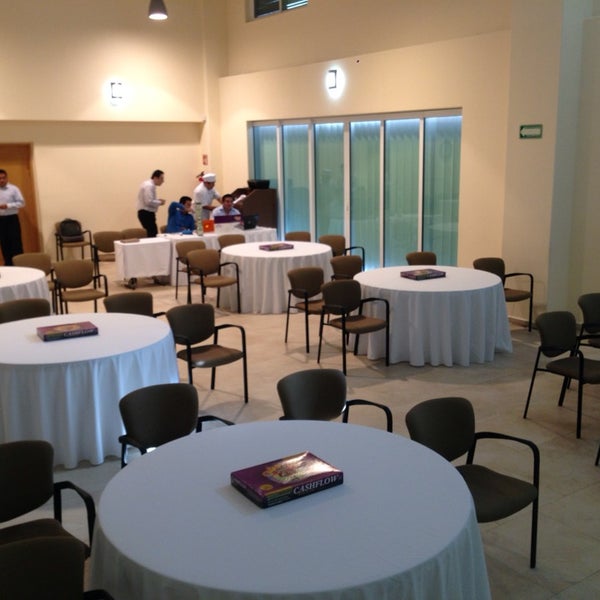 2/8/2014 tarihinde Sergio Z.ziyaretçi tarafından Tokal Business Center'de çekilen fotoğraf