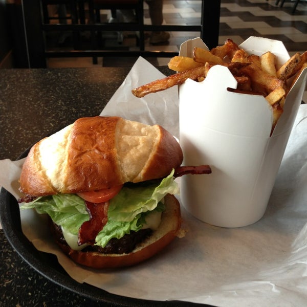 Foto scattata a Dave &amp; Tony&#39;s Premium Burger Joint da Adam il 1/29/2013