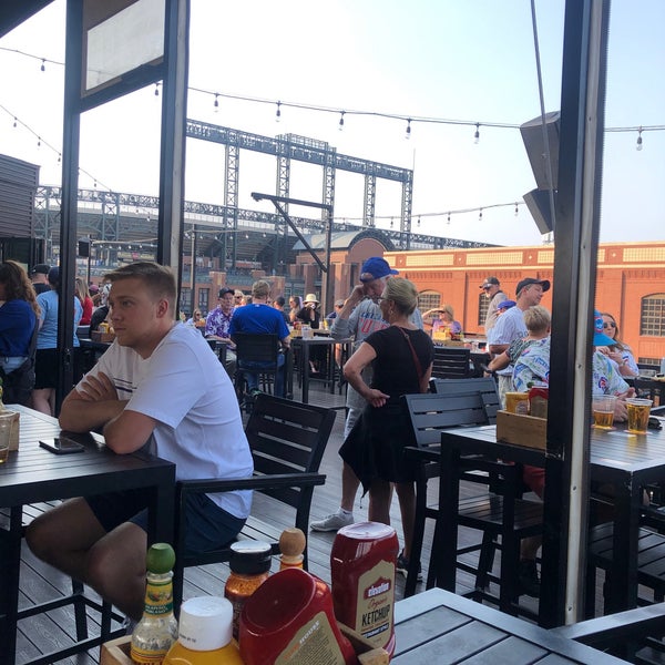 รูปภาพถ่ายที่ ViewHouse Eatery, Bar &amp; Rooftop โดย Sam D. เมื่อ 8/4/2021