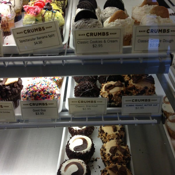 Foto tomada en Crumbs Bake Shop  por Larissa C. el 8/1/2013