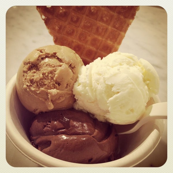 5/6/2013 tarihinde Cindy C.ziyaretçi tarafından Jeni&#39;s Splendid Ice Creams'de çekilen fotoğraf