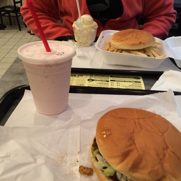 5/10/2014にMichael A.がMURF&#39;S Frozen Custard and Jumbo Burgersで撮った写真