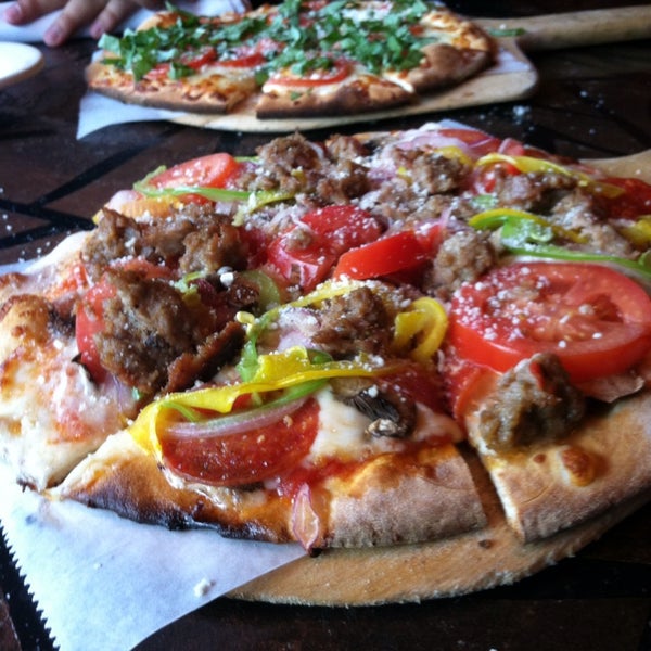 10/14/2013에 Michael A.님이 SoLo Wood-Fired Pizza에서 찍은 사진