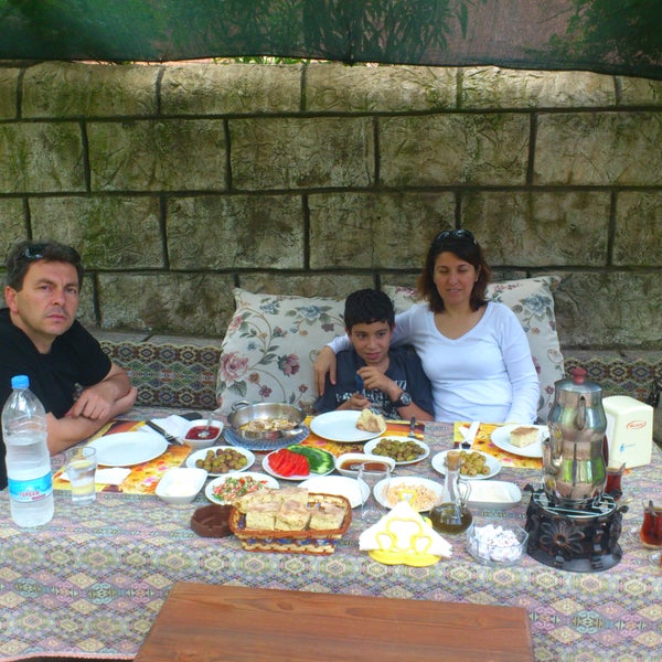 Foto scattata a Alkaya Cafe Tandır-Tuzda Balık&amp;Tavuk da Alkaya Cafe Tandır-Tuzda Balık&amp;Tavuk il 7/30/2013
