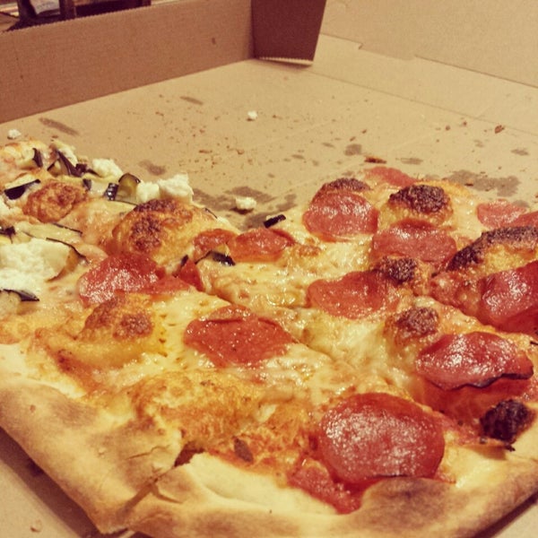 Foto tomada en Russo&#39;s New York Pizzeria  por Evana V. el 7/21/2014