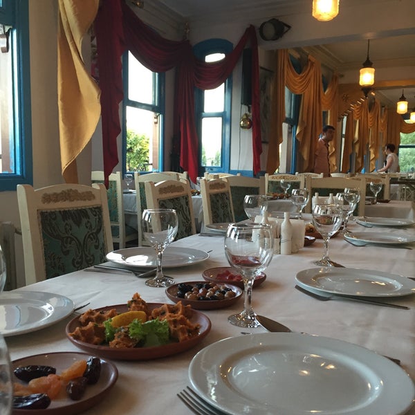 รูปภาพถ่ายที่ Fener Köşkü Restaurant โดย Müzeyyen D. เมื่อ 6/25/2016