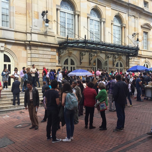 Foto tirada no(a) Teatro Colón por Javier Eduardo P. em 11/22/2015