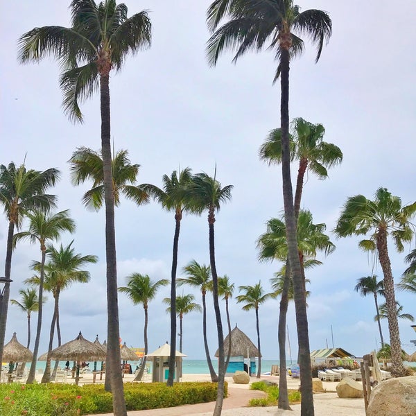 Foto diambil di Aruba Marriott Resort &amp; Stellaris Casino oleh Jhon A. pada 6/25/2019