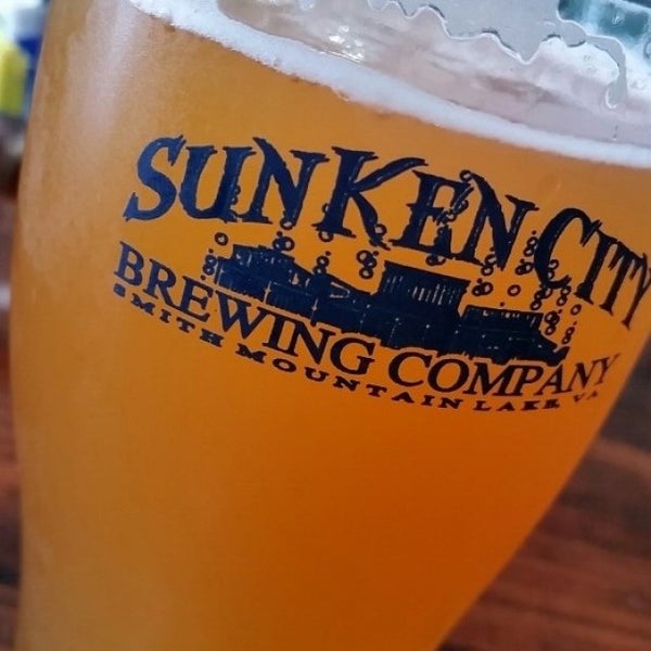 Das Foto wurde bei Sunken City Brewing Company and Tap Room von Jason Y. am 8/23/2014 aufgenommen