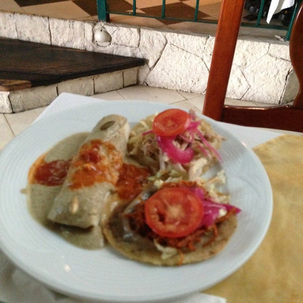 รูปภาพถ่ายที่ Restaurante Labná โดย Jose Antonio A. เมื่อ 9/11/2013
