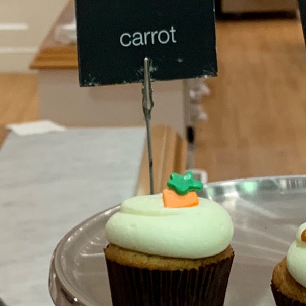 Photo taken at Georgetown Cupcake by Olivier M. on 9/23/2018