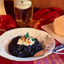 Черное ризотто - изысканное средиземноморское блюдо, вкуснее которого и придумать ничего невозможно. Превосходный и насыщенный вкус. Рекомендую.
