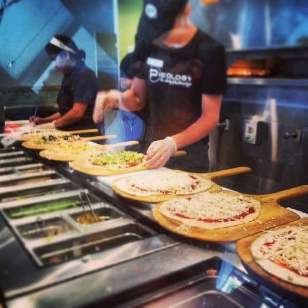 9/21/2013 tarihinde April C.ziyaretçi tarafından Pieology Pizzeria'de çekilen fotoğraf