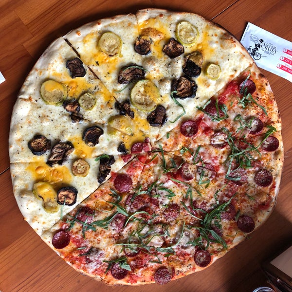 5/11/2018 tarihinde Fikret B.ziyaretçi tarafından The Upper Crust Pizzeria'de çekilen fotoğraf