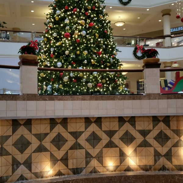 Four Seasons Town Centre Shopping Mall in Greensboro