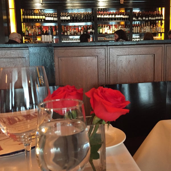 Foto tirada no(a) Paola&#39;s Restaurant por Richard G. em 5/13/2015