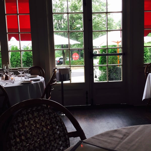 Foto tirada no(a) Red Bar Brasserie por Richard G. em 7/15/2015