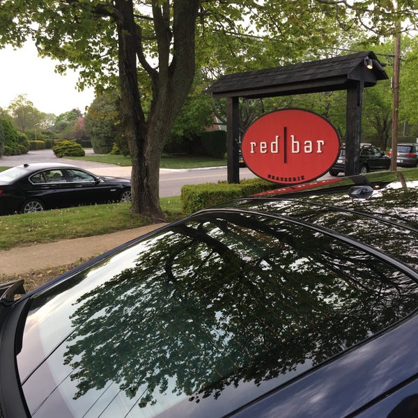 Foto tirada no(a) Red Bar Brasserie por Richard G. em 5/15/2016