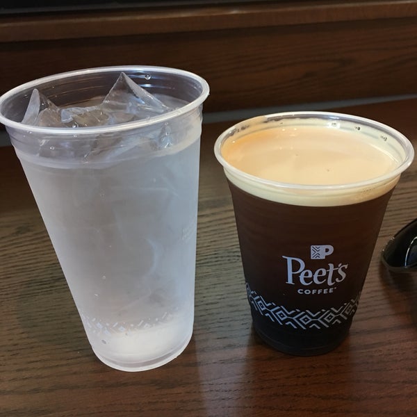 Photo taken at Peet&#39;s Coffee &amp; Tea by Chen F. on 9/23/2017