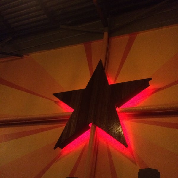 Das Foto wurde bei Red Star Taco Bar von Chen F. am 5/2/2015 aufgenommen