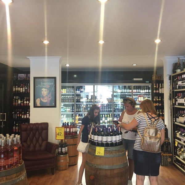 รูปภาพถ่ายที่ Bordo Şarap ve İçki Mağazası โดย Emel G. เมื่อ 9/17/2016