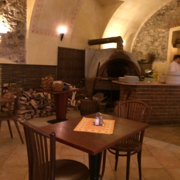 6/14/2014 tarihinde Olga B.ziyaretçi tarafından Pizzerie Václavka'de çekilen fotoğraf