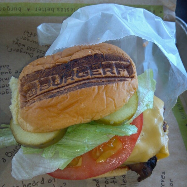 2/25/2013 tarihinde Julz Z.ziyaretçi tarafından BurgerFi'de çekilen fotoğraf