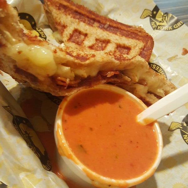 3/21/2016에 Julz Z.님이 New York Grilled Cheese Co.에서 찍은 사진