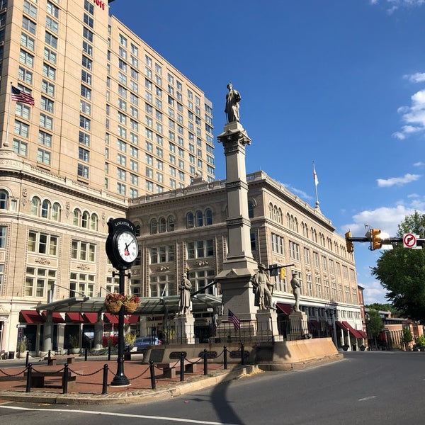 Foto tirada no(a) Penn Square por VIDHIVAS J. em 5/27/2019