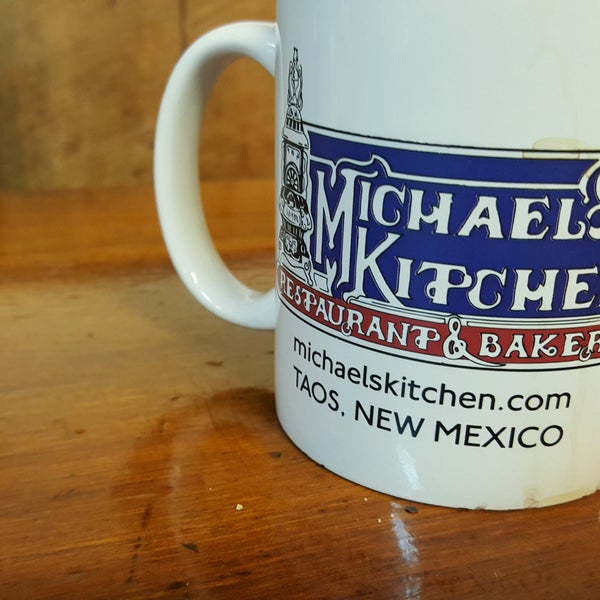 Das Foto wurde bei Michael&#39;s Kitchen - Restaurant and Bakery von Raul J. am 8/26/2016 aufgenommen