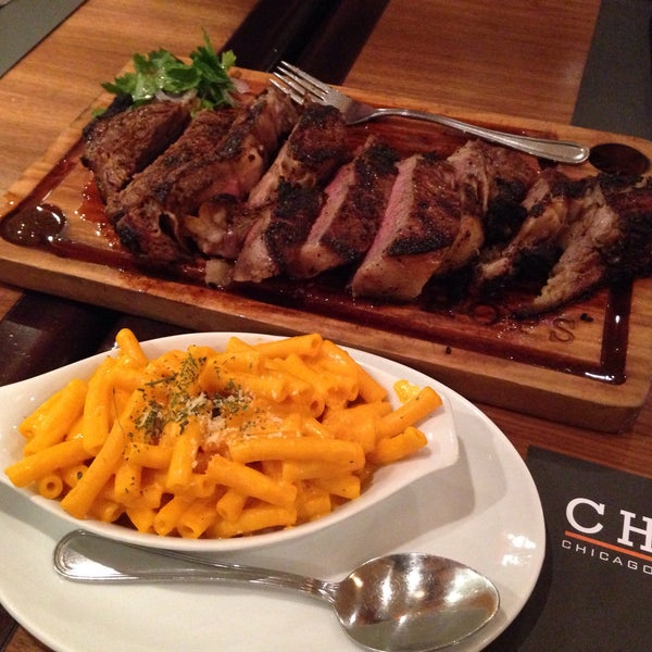 รูปภาพถ่ายที่ Chops Chicago Steakhouse โดย J.Carlos V. เมื่อ 5/20/2015