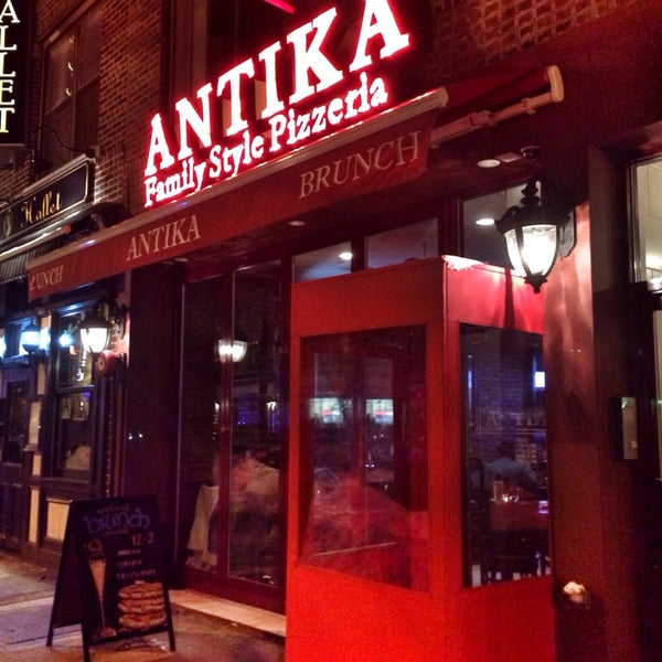 Снимок сделан в Antika Restaurant &amp; Pizzeria пользователем Justin R. 2/17/2014