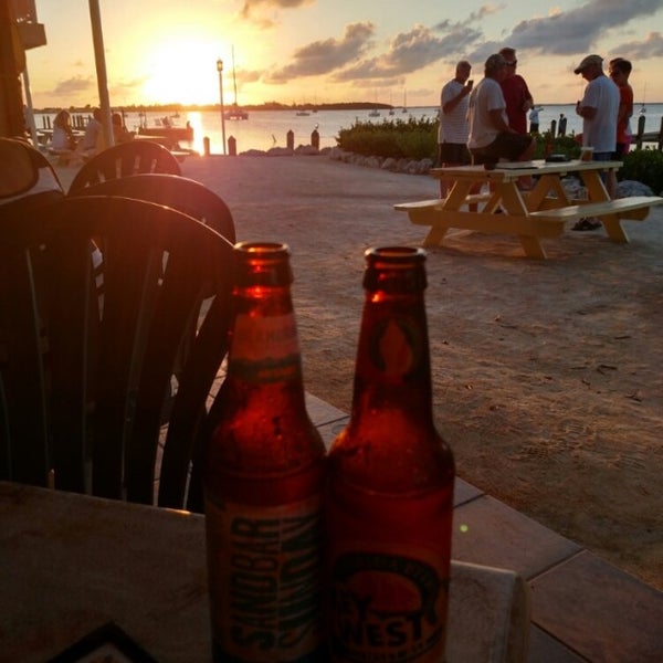 Das Foto wurde bei Bayside Sunset Bar, Key Largo von Morgan M. am 11/6/2015 aufgenommen