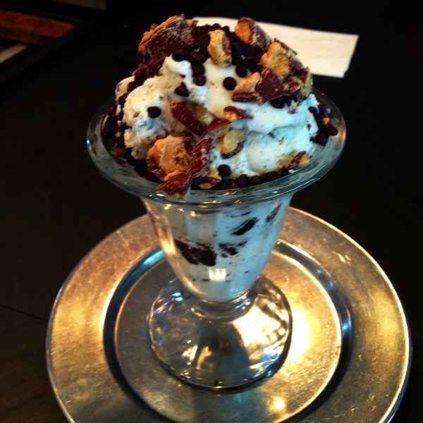 Foto diambil di Cabot&#39;s Ice Cream &amp; Restaurant oleh Eric pada 5/18/2013