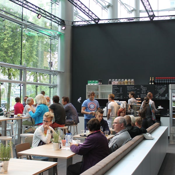 Sinds kort beschikt Amsterdam EXPO over haar eigen café. Hier kunt u terecht voor een kop koffie, heerlijke lunch, snack of borrel. Voor de kinderen is er natuurlijk een kids menu mét een verrassing!