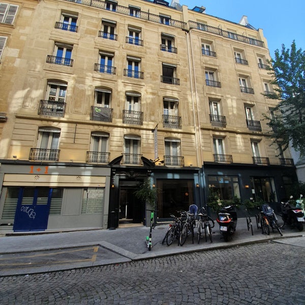 Das Foto wurde bei Hôtel Taylor von Sergio N. am 6/22/2019 aufgenommen