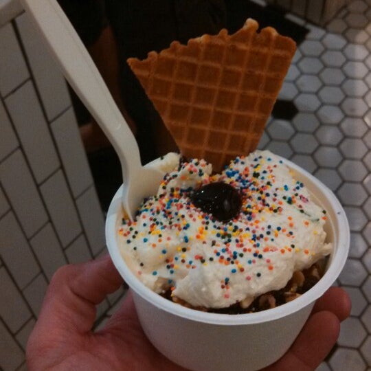 รูปภาพถ่ายที่ Jeni&#39;s Splendid Ice Creams โดย Nick G. เมื่อ 7/27/2013